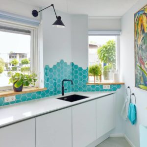 keuken met hexagon blauwe tegeltjes